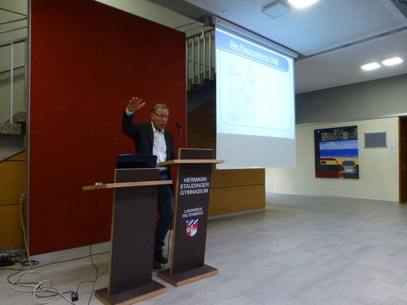 Dez2013 Prof. Schmidt beim Vortrag.geaendert